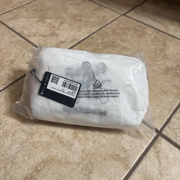 Disney x lululemon LIMITED EDITION White Mickey Everywhere Belt Bag - Picture 4 of 12